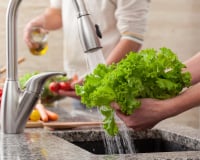 Ce geste simple, à faire avec vos légumes, permet de réduire les pesticides et le risque d'intoxication alimentaire !