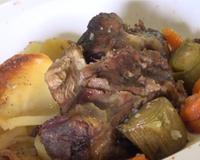 Cuit dans le four du boulanger, quand les pains étaient sortis, la cuisson douce assure une viande moelleuse, et des légumes bien cuits.