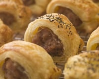 Petits feuilletés roulés à la moutarde, jambon et gruyère