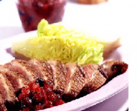 Du magret de canard et une sauce aux canneberges.
