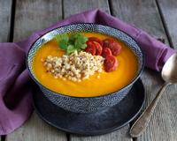 La soupe de potimarron permet de se réchauffer dés l'arrivée des journées plus fraîches. On y ajoute normalement des chataignes grillées…