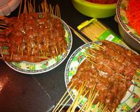 Brochette de viande à déguster avec des frites.