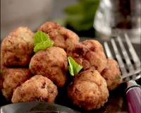 De délicieuses boulettes parfumées accompagnées d'une petite sauce salée sucrée