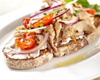De délicieuses tartines aux maquereaux et saveurs du soleil !Une recette du Chef Eric Reithler.