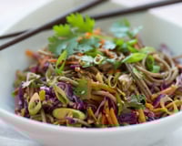 Wok de nouilles soba aux légumes