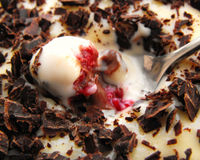 Attention ! Encore une gourmandise en vu ! Et là, trop trop bon, du chocolat, du cassis, des framboises ... Que dire ? Trop trop bon ...