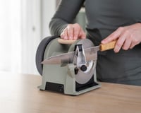 J’ai testé cet aiguiseur de couteaux pour ma cuisine : pourquoi il a tout changé dans ma manière de cuisiner