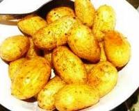 Mettre des p de terre épluchées dans un plat huilé et les saupoudrer de paprika ou de curcuma.Faire cuire au four 30 mn.