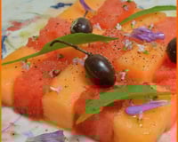 Salade de pastèque, melon, huile et olives de Nice AOP, roquettes à feuille d'olivier