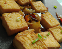 Tofu frit, mariné au gingembre