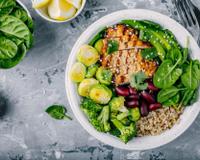 On aime ces salades complètes parfaites pour déjeuner à la maison.