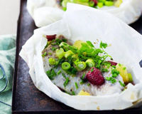 Papillotes de lieu à l'ananas et aux fraises