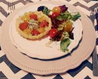 Tarte duo à la tomate revisitée au crottin de chèvre et tomates cerises