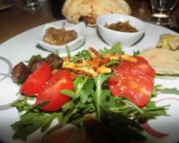 Une petite salade de roquette croquante et gourmande, accompagnée de son foie gras au torchon, chutney de poires et oignons caramélisés et petits pains à la figue....…
