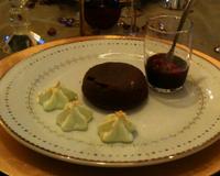 Quand vous ouvrez à la cuillère votre mi-cuit, vous découvrez ces quelques fruits rouges qui ont cuit avec le chocolat encore liquide. A chaque bouchées,…