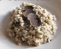La saveur intense de la truffe se marie à perfection avec le riz . Un plat de fête surement !