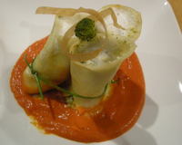 Cannelloni de brocoli à la ricotta, sur son coulis de poivrons/tomates, et accompagné de son infusion au basilic