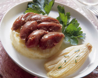 Parmentier de canard à la purée de pommes de terres écrasées à l'huile d'olive et aux cœurs de céleri braisés à la graisse de canard.