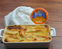 Gratin de pommes de terre, oignon, truite fumée et fromage pour tartiflette de caractère