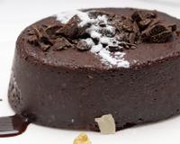 Un gâteau au chocolat super moelleux et croquant avec les noisettes.