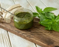 Fini la moisissure : l'astuce méconnue pour conserver un pot de pesto ouvert trois fois plus longtemps