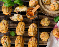 Ces madeleines au bacon fumé, chèvre et poivrons rouges vont faire un carton à l’apéro
