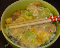 Recette japonaise que l'on pourrait traduire par "la mère et l'enfant", c'est à dire la poule et l'œuf.Donc une recette à base de poulet et d'œuf.