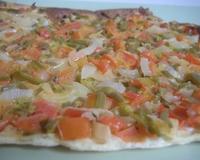 La coca est une sorte de pizza ou de tarte fine espagnole dont la pâte est extrêmement fine mais après elle est couverte de beaucoup de légumes et parfois d'un peu de…