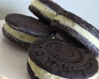 Vous aussi vous adorez les Oréo ? Faites-les maison alors, ils seront encore meilleurs... De petits biscuits sablés au chocolat, une ganache à la vanille et hop le tour…
