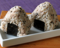 Onigiri au thon et au sésame noir