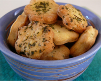 Des petits crakers à base de farine de maïs, salés au moulin et parsemés de persil. Du croquant pour l'apéro!