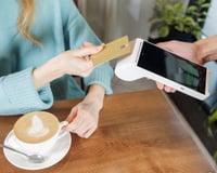 Les restaurateurs parisiens font marche arrière : cette pratique très décriée au moment de l'addition recule