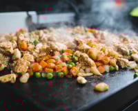 Cet expert du ménage partage sa technique pour nettoyer votre plancha ou barbecue très facilement en 2 étapes !