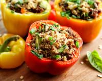 On aime ces poivrons rouges garnis de viande de bœuf et de porc avec des tomates concassées, du riz et des condiments pour parfumer.