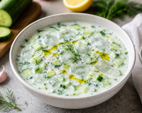 Oubliez le gaspacho : découvrez la soupe tzatziki glacée, la recette ultra-fraîche à préparer en 5 minutes sans aucune cuisson