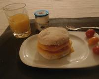 Des muffins aux oeufs et au bacon l'idéal pour le petit déjeuner ou un brunch.