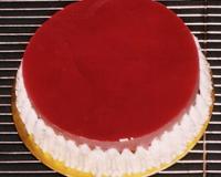 Lait chocolat et cerises macérées - sont la garniture de cet entremets.