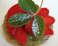 Sablé breton, compotée de rhubarbe et pétales de fraises