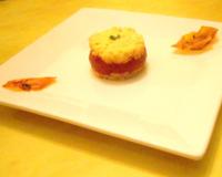 Entrée chaude, lit de crumble au parmesan avec une concassée de tomates et poivrons rouge et le tout additionné d'oeufs brouillés.