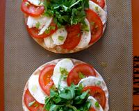 Une nouvelle version de la célébrissime Tomate Mozzarella sur un pain nordique et passée au four quelques minutes comme une pizza !