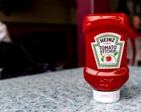 Dans le placard ou au frigo : comment bien conserver son Ketchup ? L’entreprise Heinz met fin au débat !