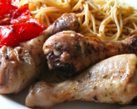 Faire revenir les pilons de poulet dans huile et beurre. Rajouter un peu d'eau, des tomates coupées en morceaux, de l'ail et du persil