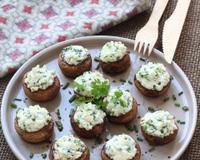 On ne pense pas toujours aux champignons farcis à l'apéro ou en entrée. C'est tellement bon et facile à faire. 