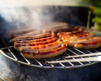 Faut-il piquer les saucisses avant de les griller ? Un champion de France du barbecue tranche !