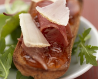 Tartine de fromage Pur Brebis Pyrénées aux copeaux de jambon de Bayonne et confiture au piment d'Espelette