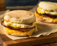 Pour le week-end, découvrez notre recette pour faire son propre Egg Muffin à la maison