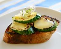 Une tartine bien relevée et crousti-moelleuse qui peut faire office de dîner ou bien se dévorer sans façon à l'heure de l'apéro.Une…