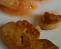 Escalopes de foie-gras mi-cuites, purée de pomme, pêche et mandarine