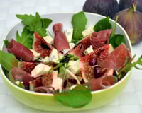 Salade de figues au jambon cru et cambozola