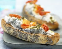 Tartine de chèvre à la tomate et au pesto
